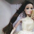 Лялька шарнірна Emily брюнетка в бежевій сукні з аксесуарами 30 см (QJ 067 A)